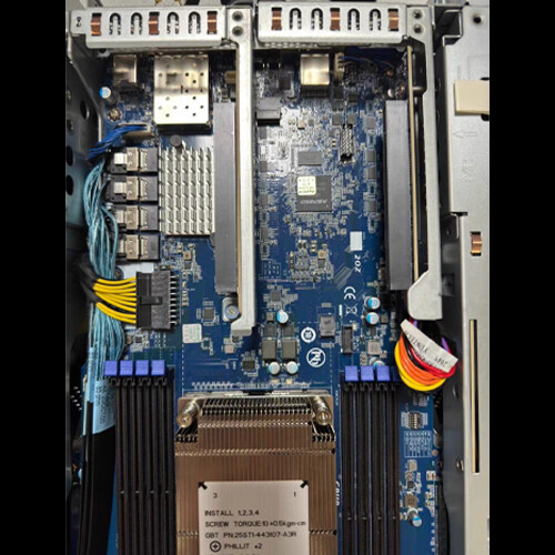 Gigabyte G292-Z20 8GPUServer 8X2.5"/EPYC 7702 CPU 64Core/256G 3200MHz