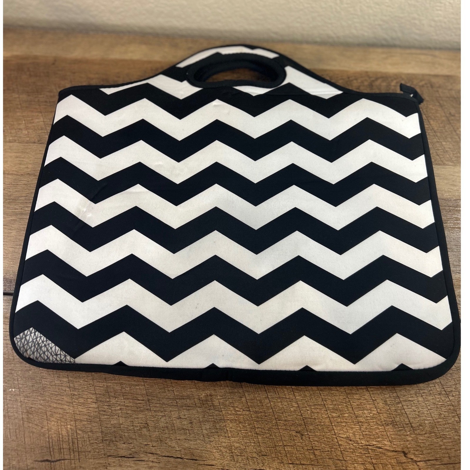 Macbeth Collection Black White Chevron Laptop Sleeve Case MB-XL5CB Carry Handle