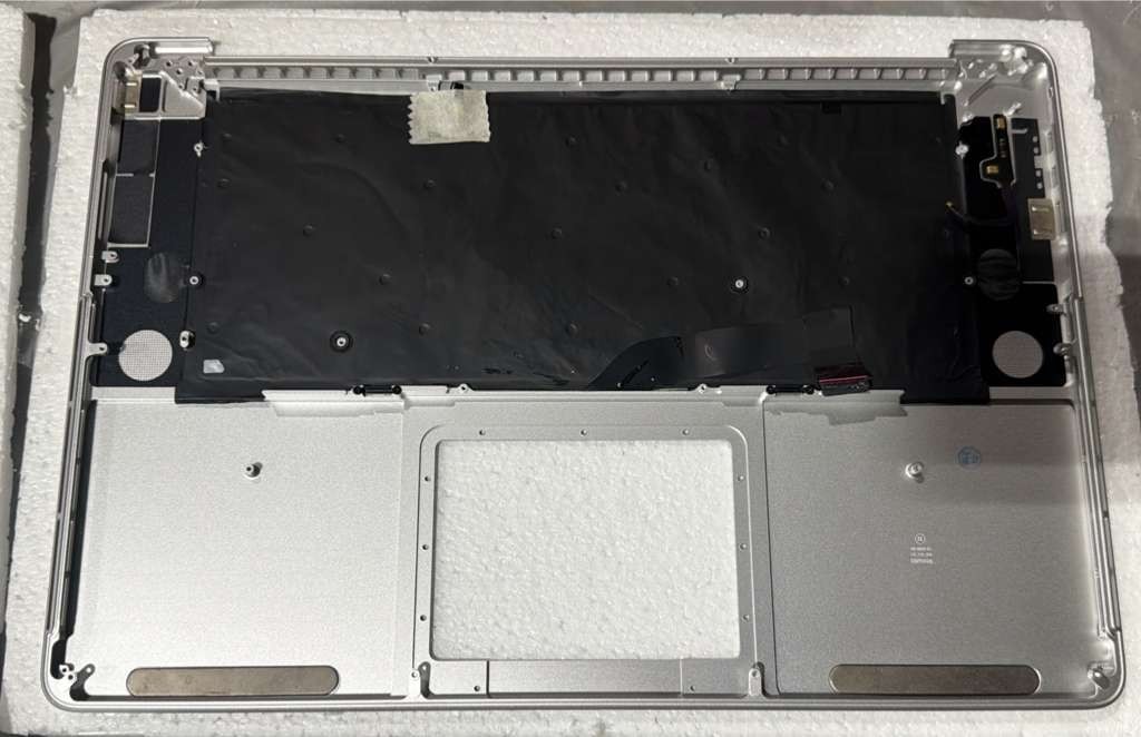 Apple Top Case with Battery for MacBook Pro (66102536)