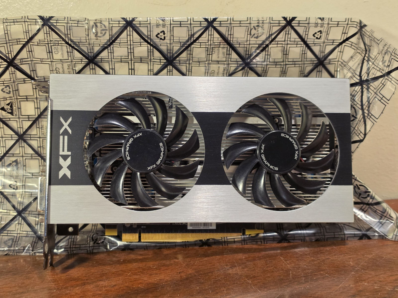 XFX AMD Radeon R7 260X 2GB DDR5 PCI Express 3.0 Graphics Card R7-260X-CDF4