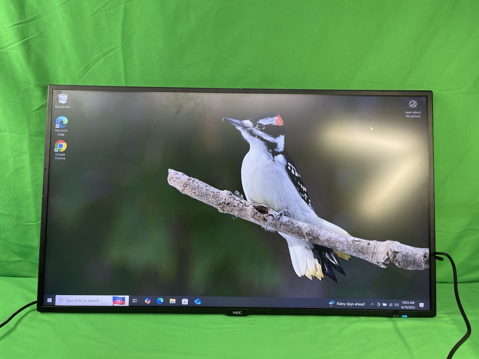 NEC MultiSync V404 40” Commercial-Grade Large Value Format LCD Display w/ Remote