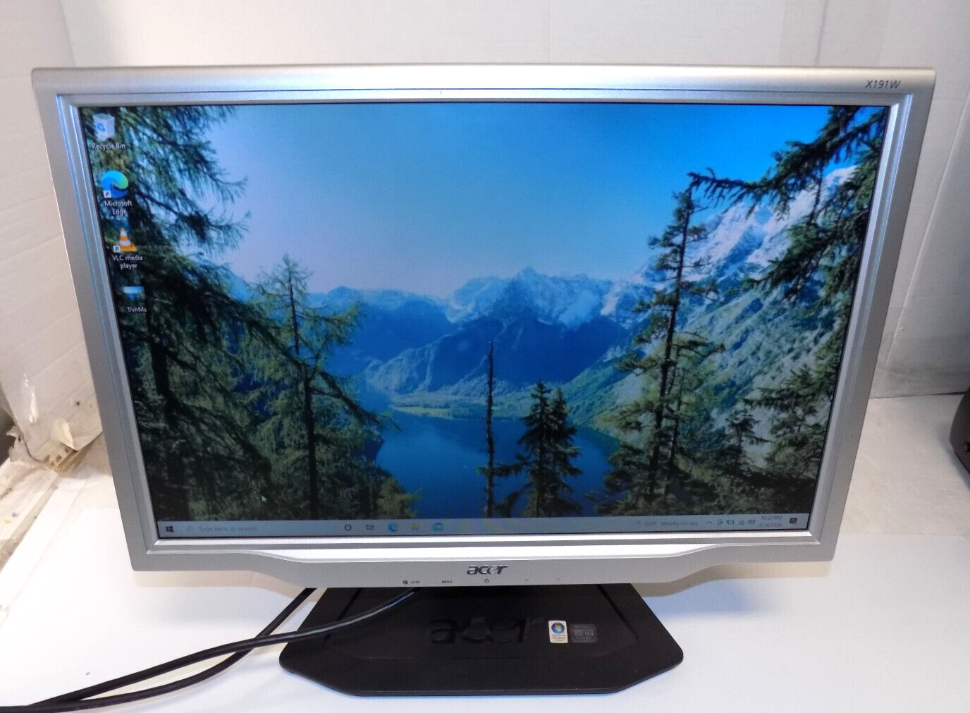 Acer X191w 19"  Widescreen LCD Computer Monitor with Cables