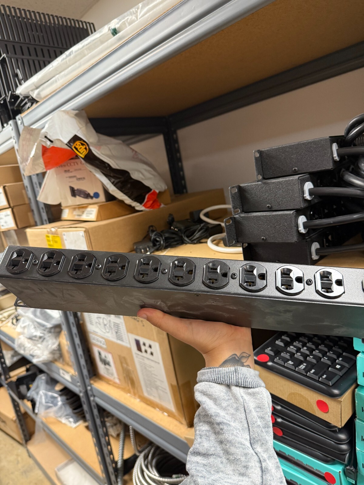 Vertiv Rack PDU, Basic, Horizontal, 20A, 120V, 105-20R (vp9563)