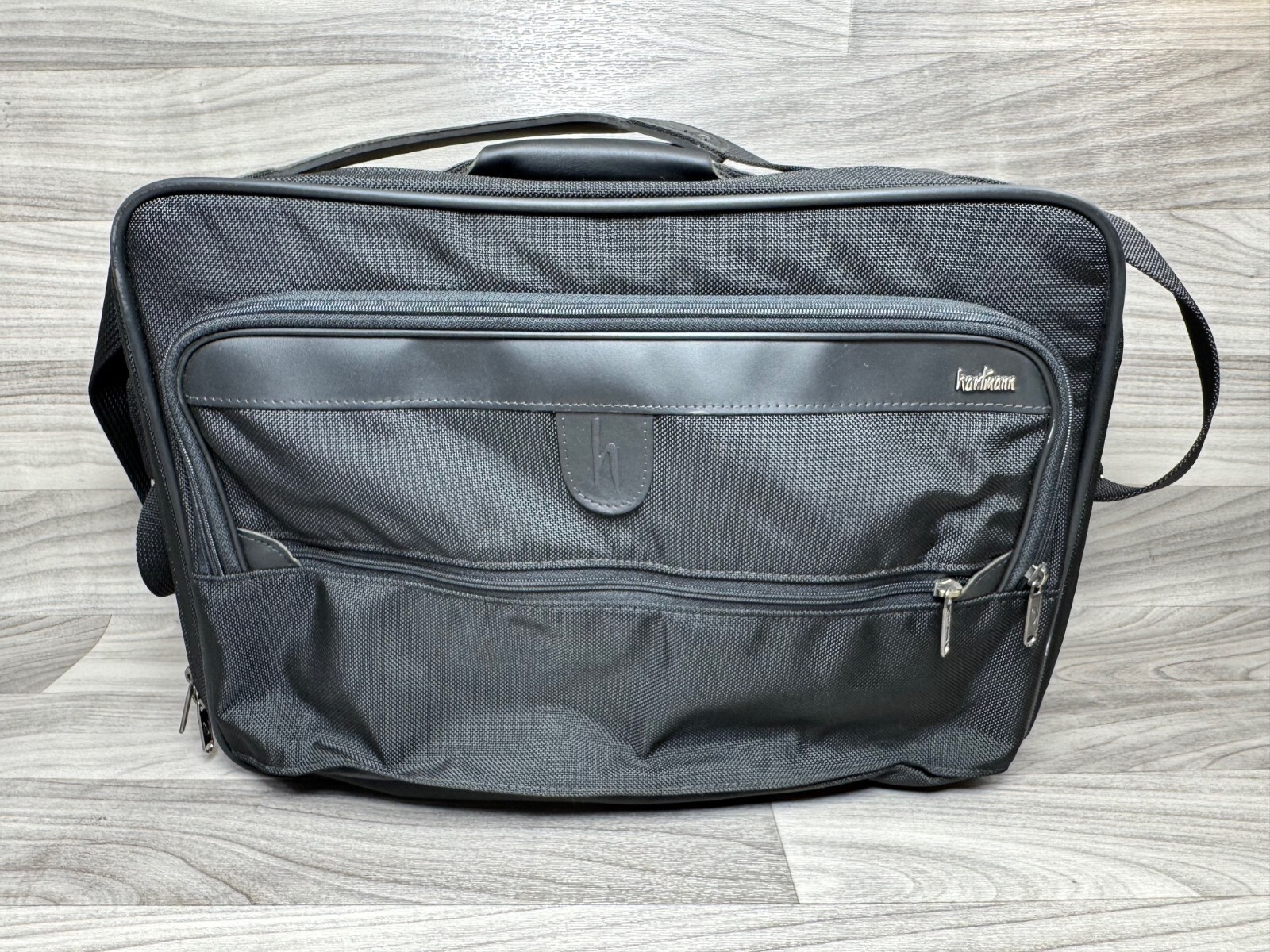 HARTMANN BLACK NYLON & LEATHER EXPANDABLE BRIEFCASE W/STRAP & ID TAG