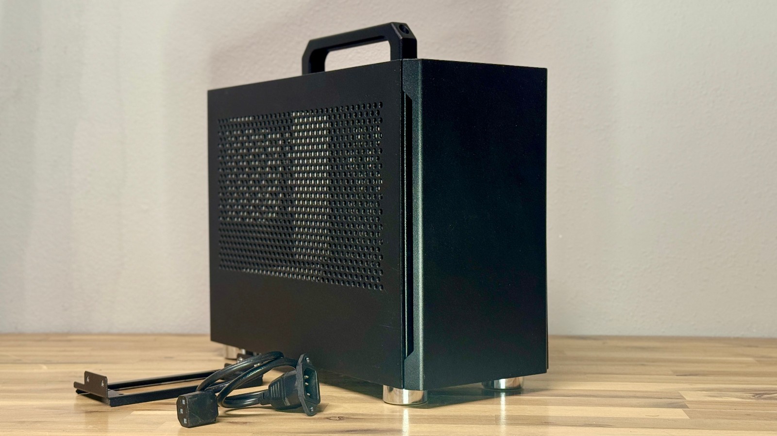 Sliger S610 - Ultra-Compact ITX Desktop PC Case