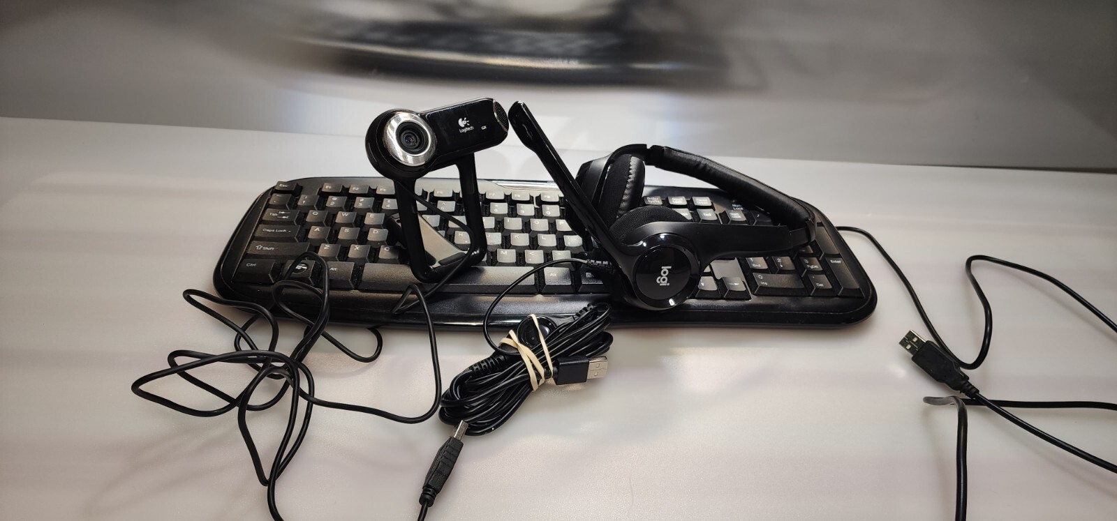 Bundle of Wired logitech camera, Headphone and Wired ONN Keyboard. Working Good