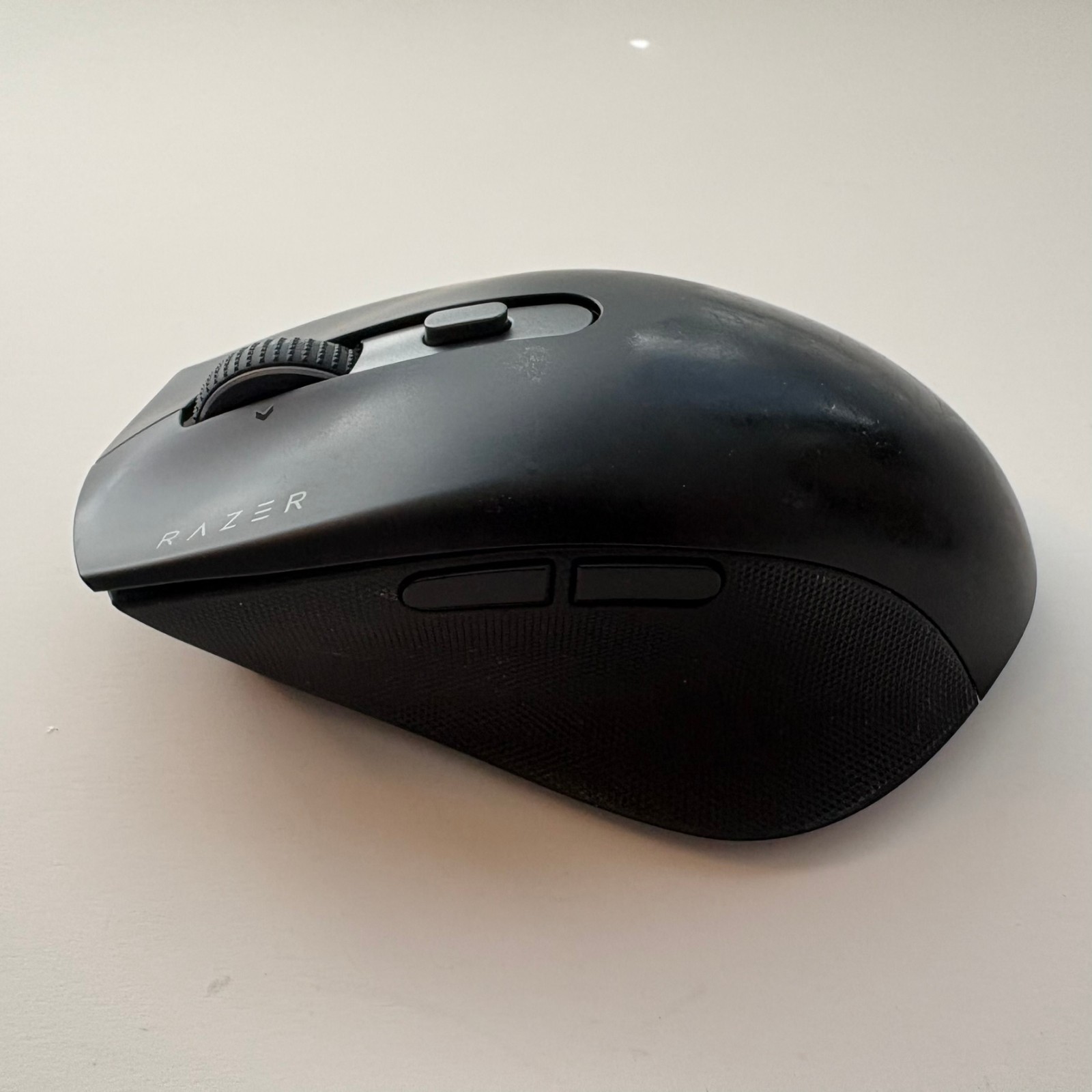 Razer Pro Click v2 Wireless Ergonomic Mouse Model RZ01-0390 (Scuffs / No Cord)
