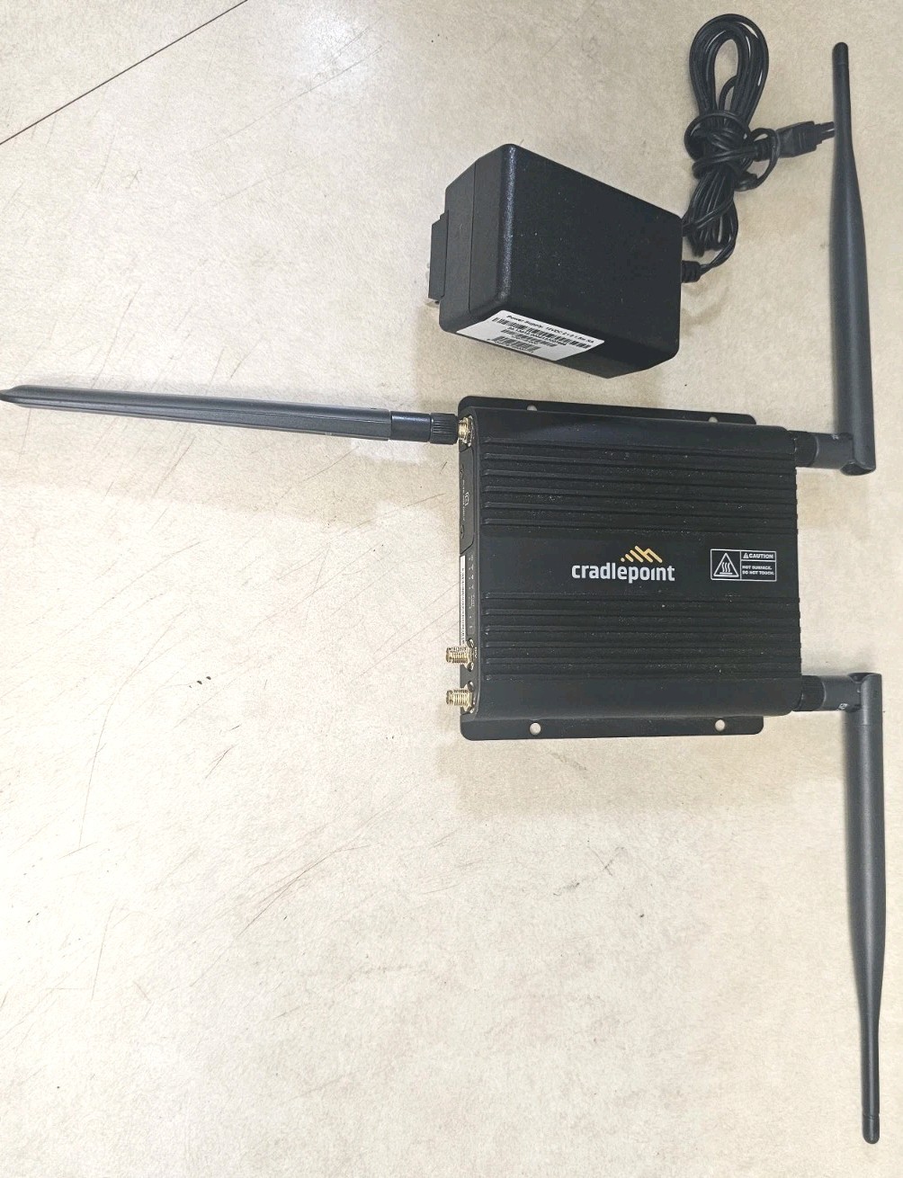 CRADLEPOINT Wireless R500-PLTE-C7C S5A102A 2 LAN Rugged Router Missing Antena