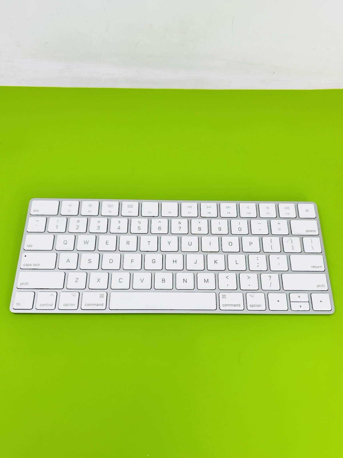 Apple Magic Keyboard Model A1644 Silver White Recharge - USED