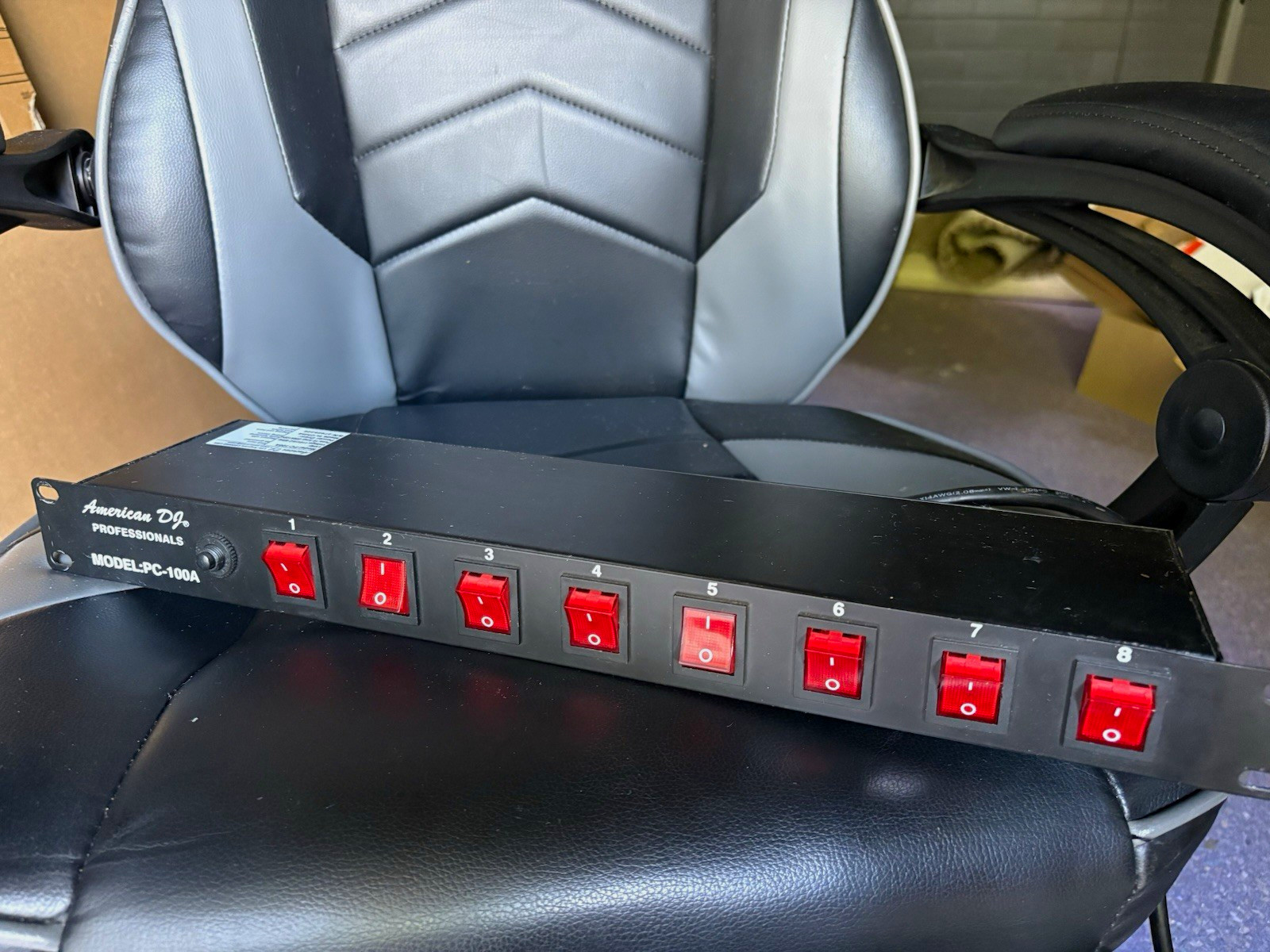 American DJ PC-100A 8-Outlet Rackmount Power Distribution Unit 120V 15A Black