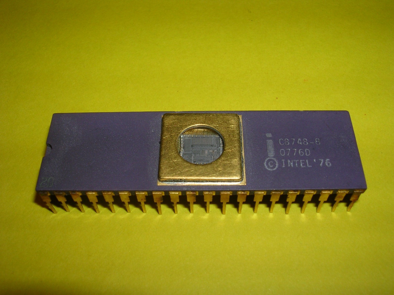 Intel C8748-8 Single Component 8-Bit Microcomputer w/ EPROM, RAM, and I/O