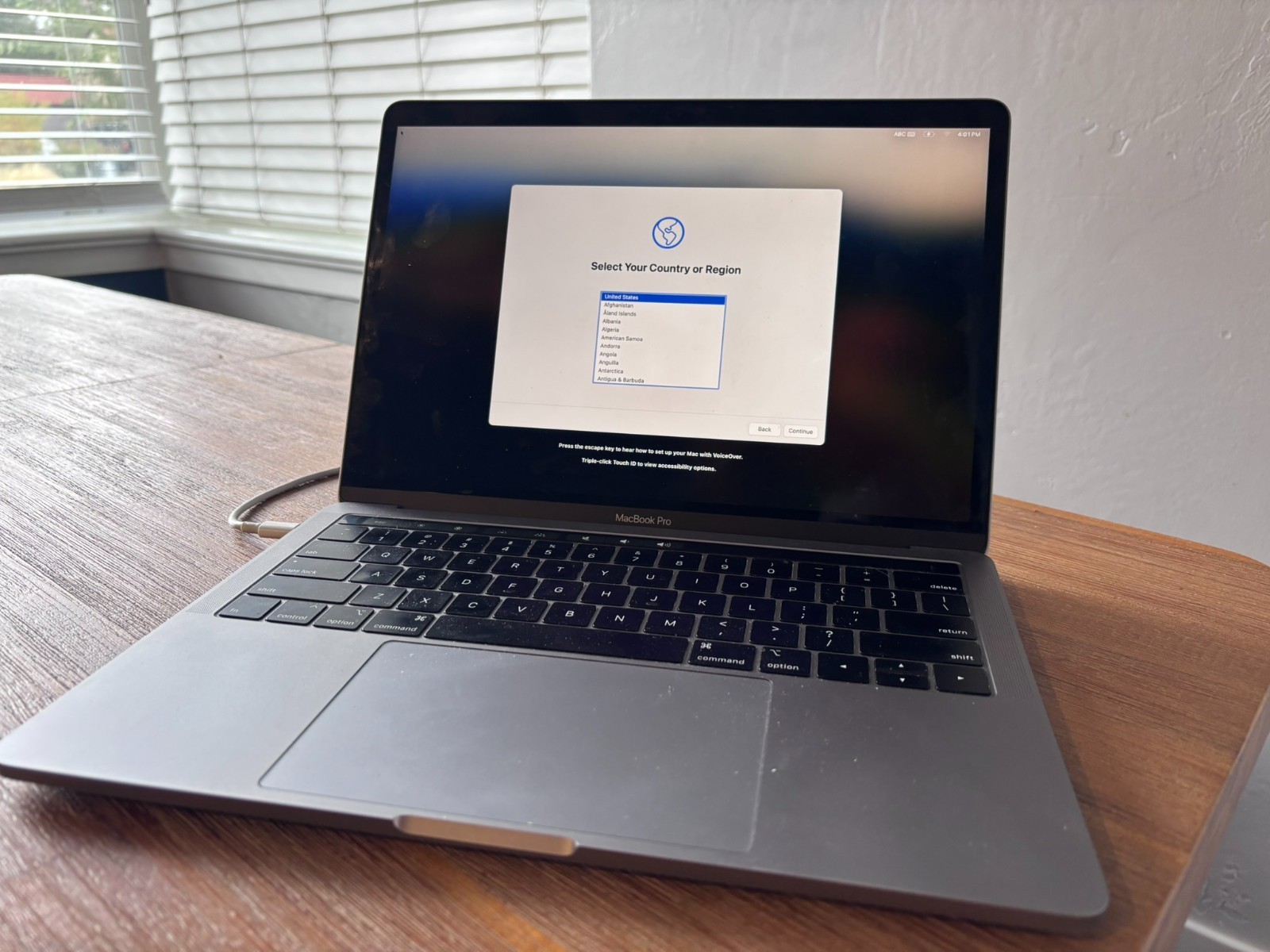 Apple 2018 MacBook Pro with 2.3GHz Intel Core i5, 13-inch, 8GB RAM, 256GB SSD