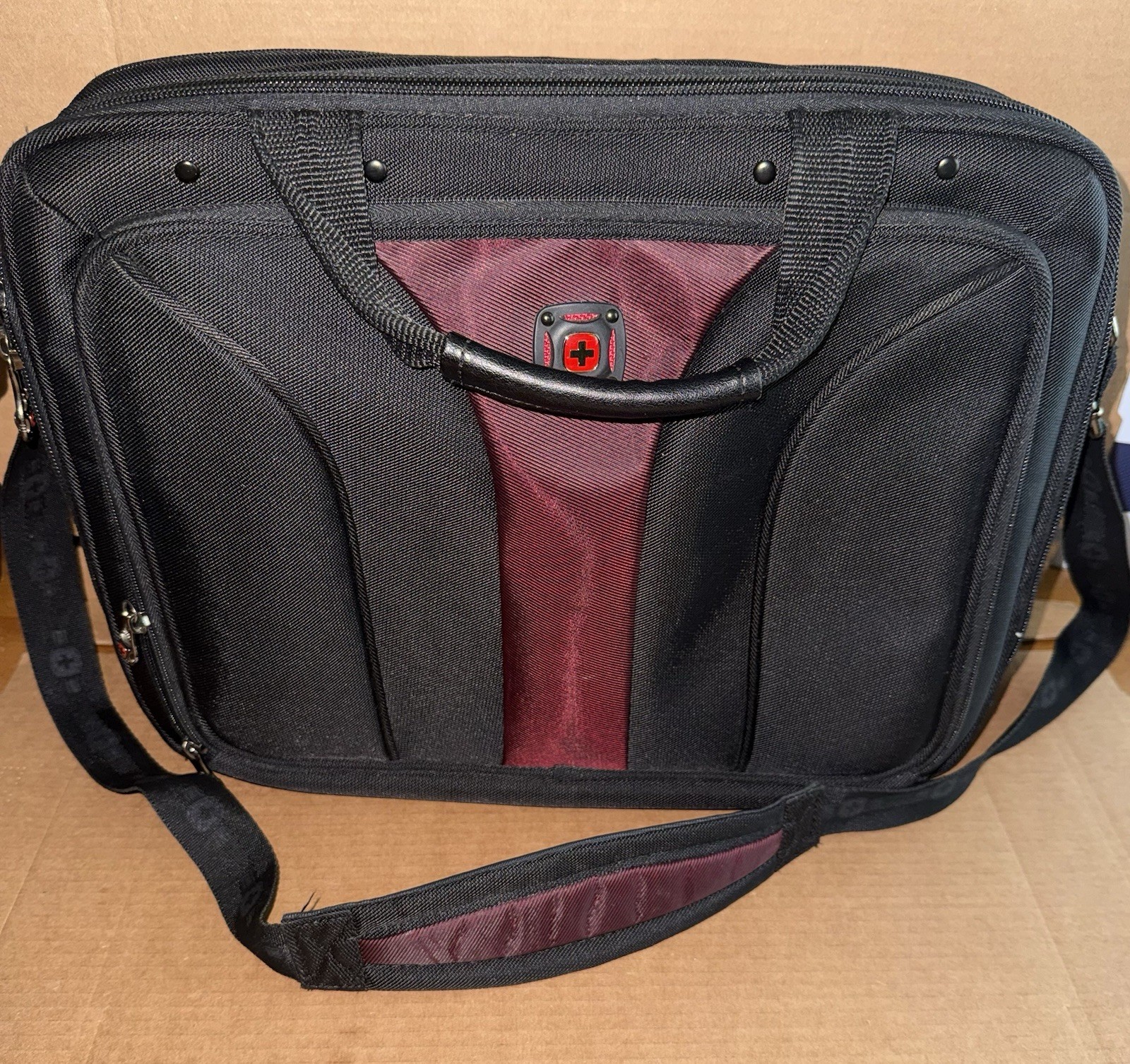 Wenger Swiss Army The Genuine Swiss Computer Carry Laptop Case A21