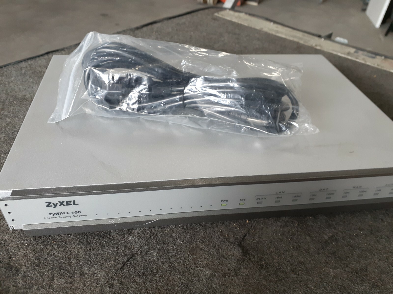 Zyxel ZyWALL 100 Unified Security Gateway* with new power cord