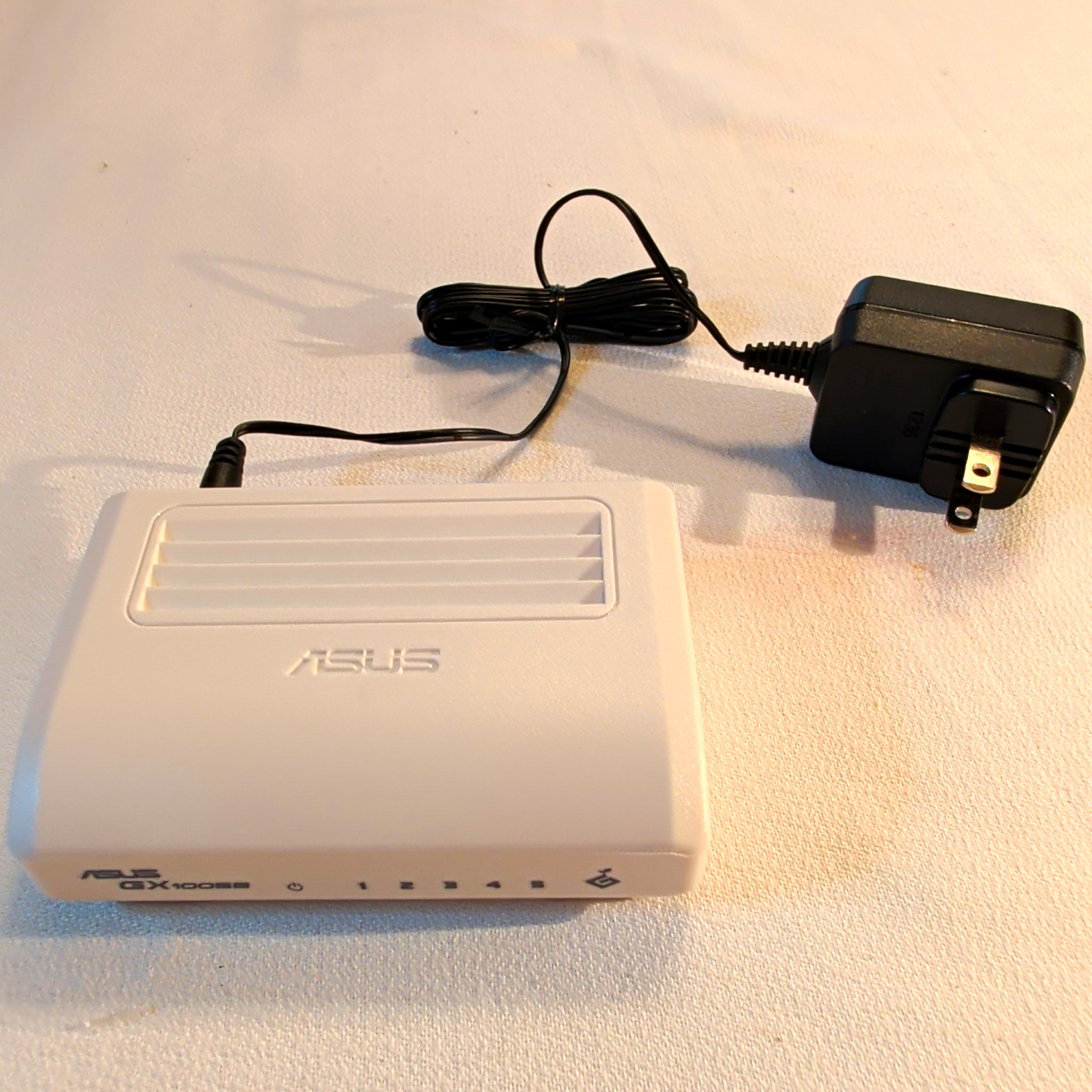 ASUS GX1005B V4 5-Port Unmanaged Desktop Switch 10/100 Fast Ethernet RJ-45