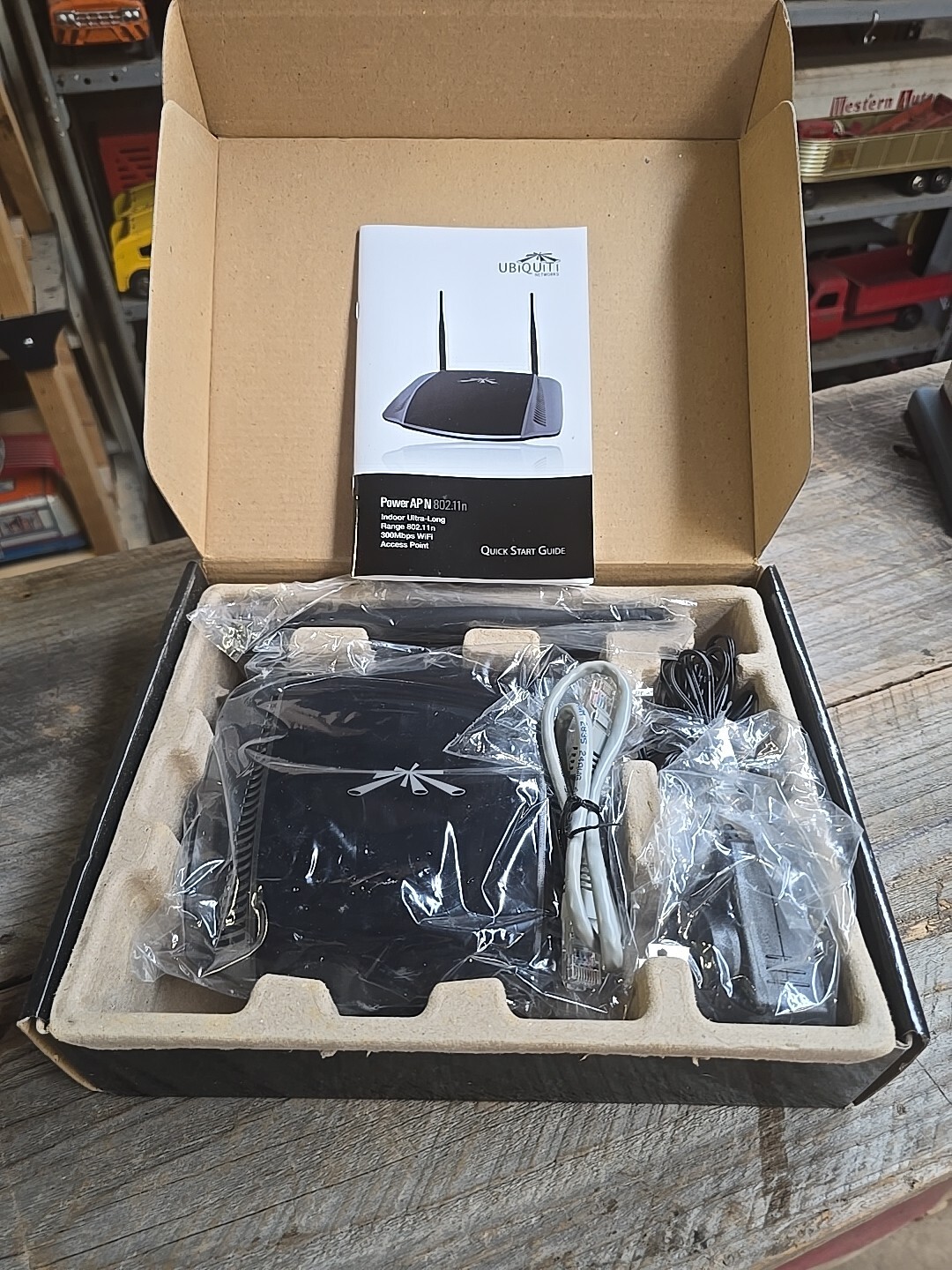 Ubiquiti Networks Power AP N 802.11n Ultra-Long Range Wi-Fi Router NOS