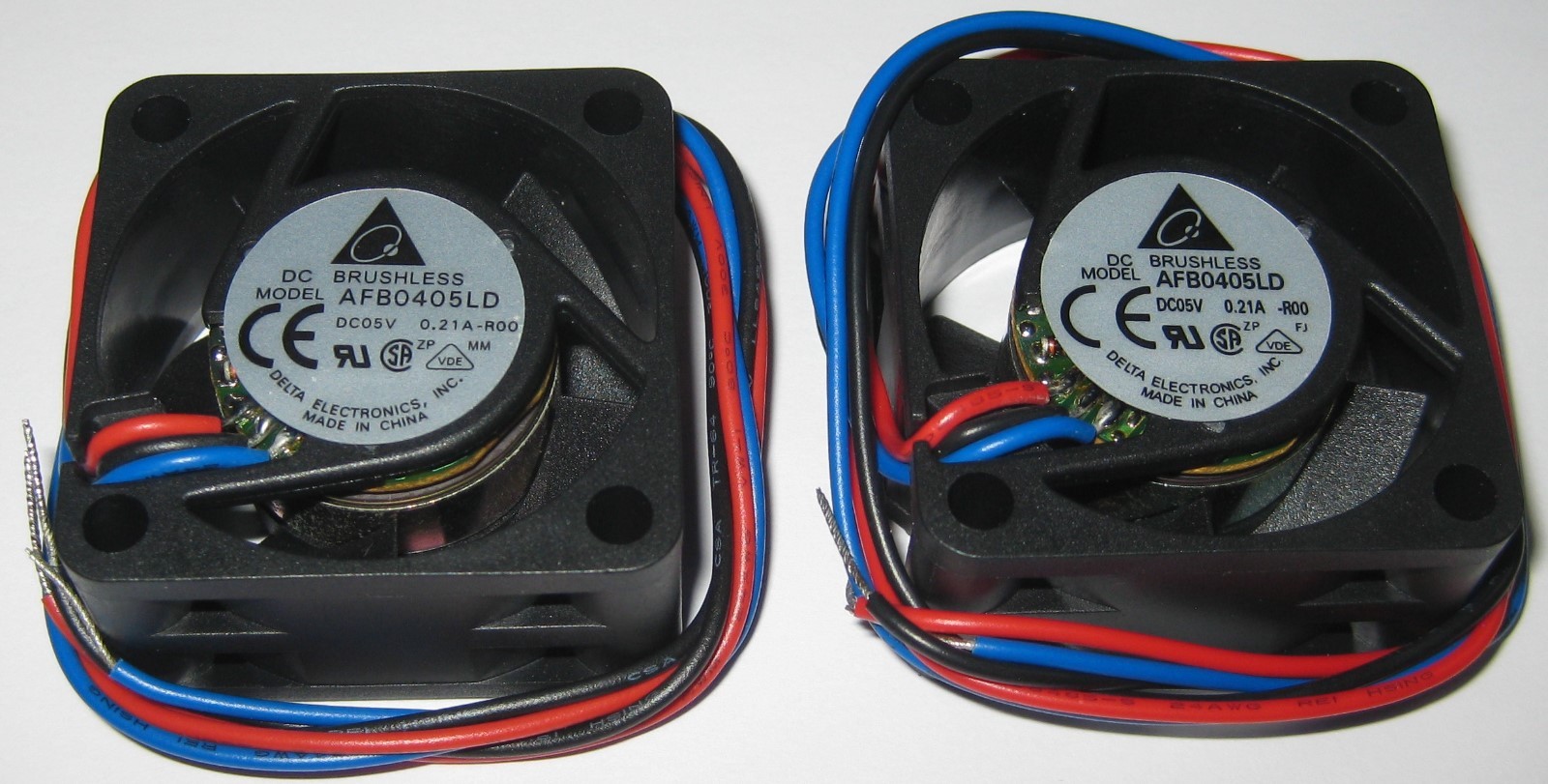 2 x Delta 40 mm - 5 V Fan - 5000 RPM - Delta AFB0405LD - 5V DC - 5.6 CFM - 25 dB