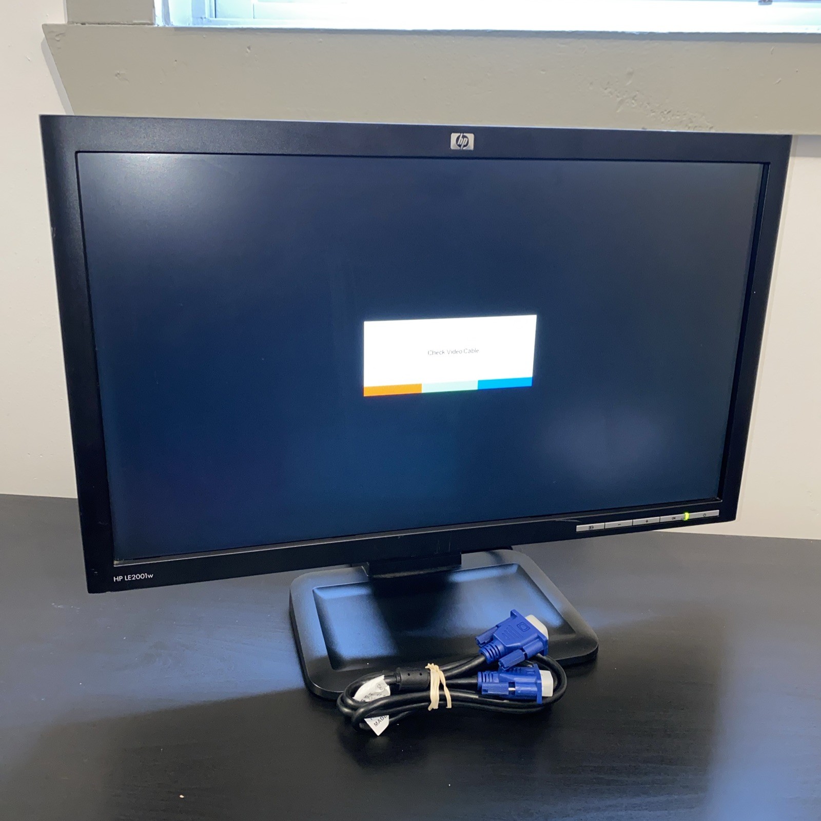HP LE2001w 20" LCD Monitor with Stand & VGA cable.  TESTED 