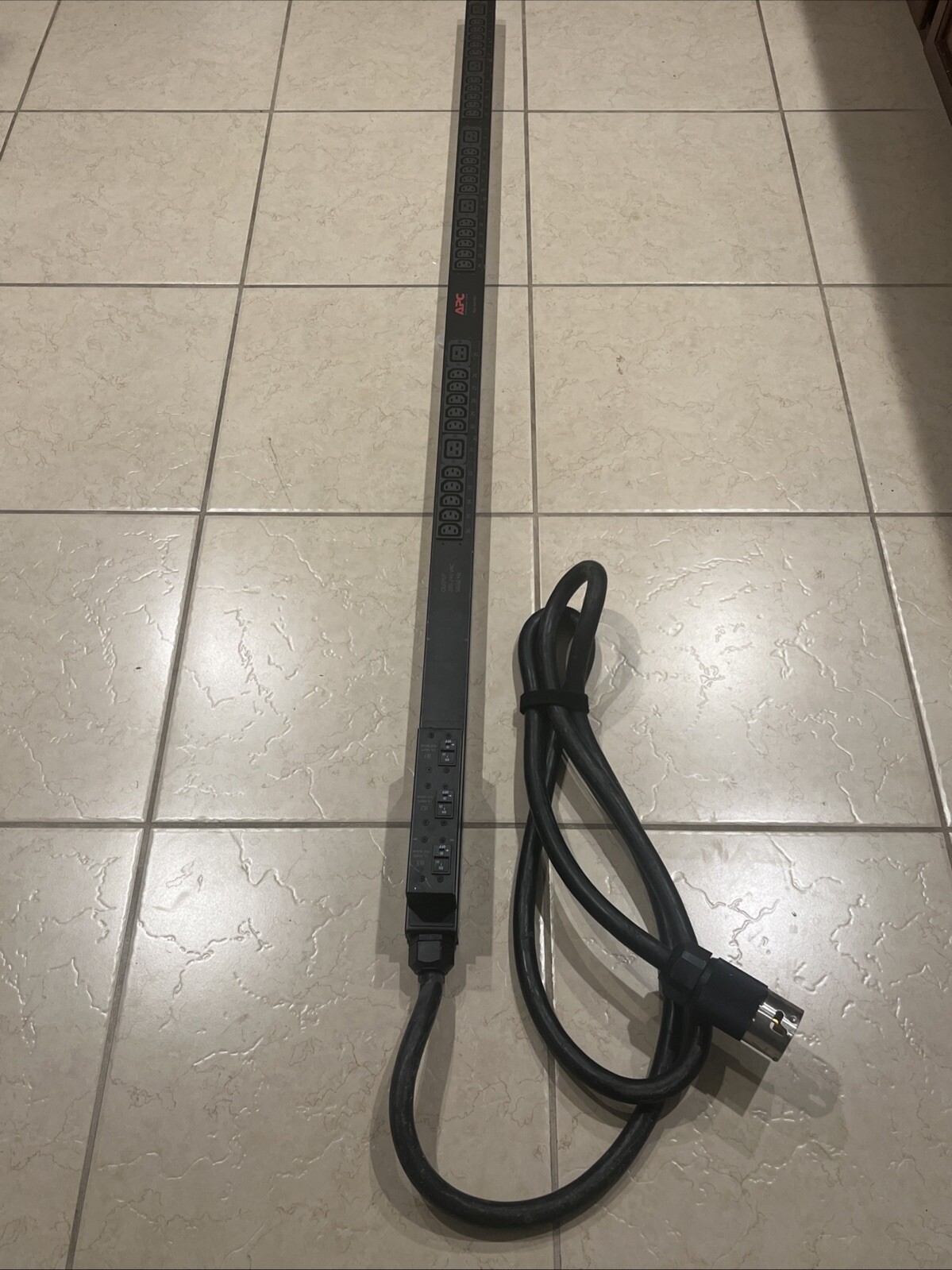 APC Schneider Electric AP7598 | Basic Rack PDU, 3-Phase, 35A 208V ac (Pre Owned)