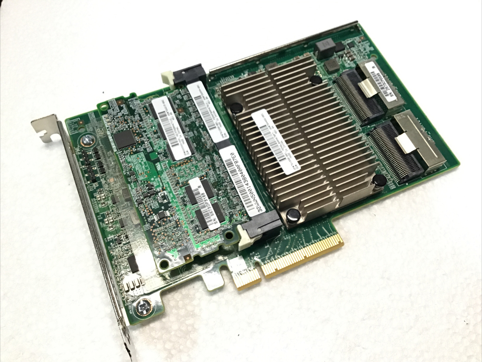 726897-B21 HPE Smart Array P840/4GB FBWC 12GB 2-Port SAS Controller 761880-001