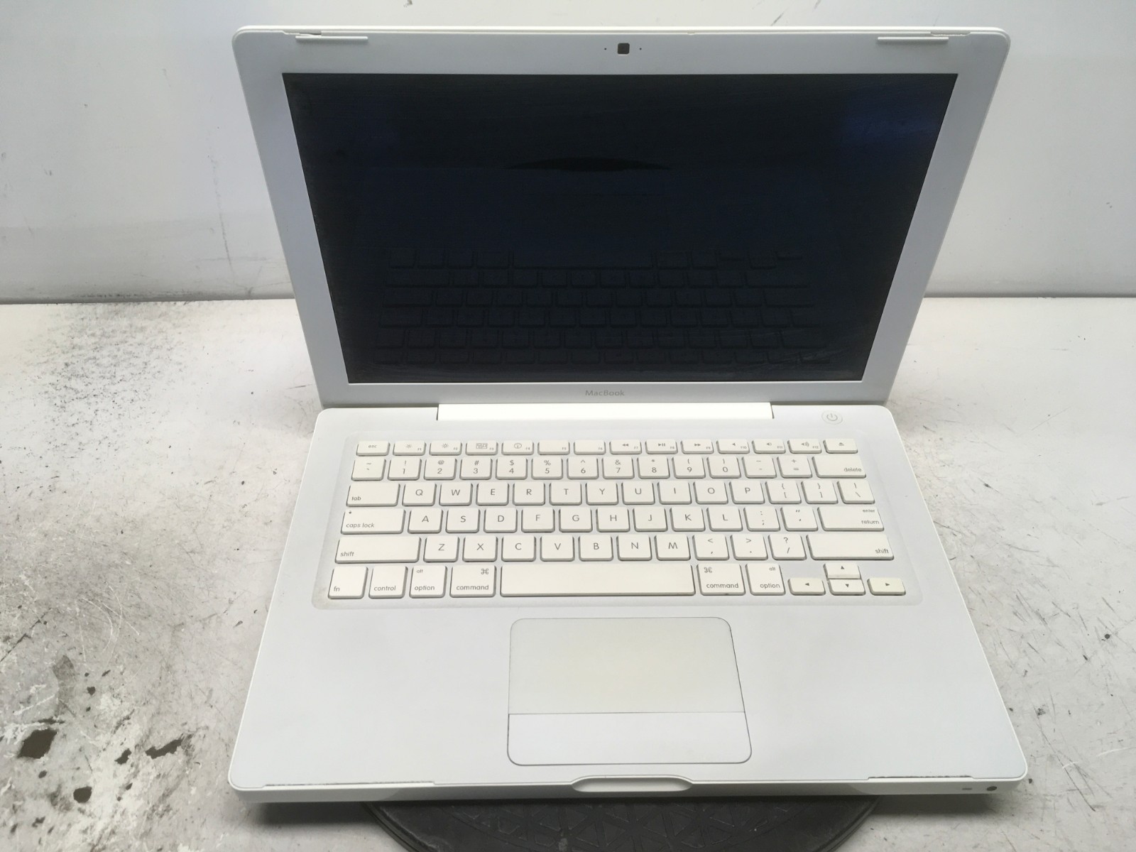 Apple MacBook A1181 2.0 GHz Core 2 Duo 2 GB NO HDD No Batt