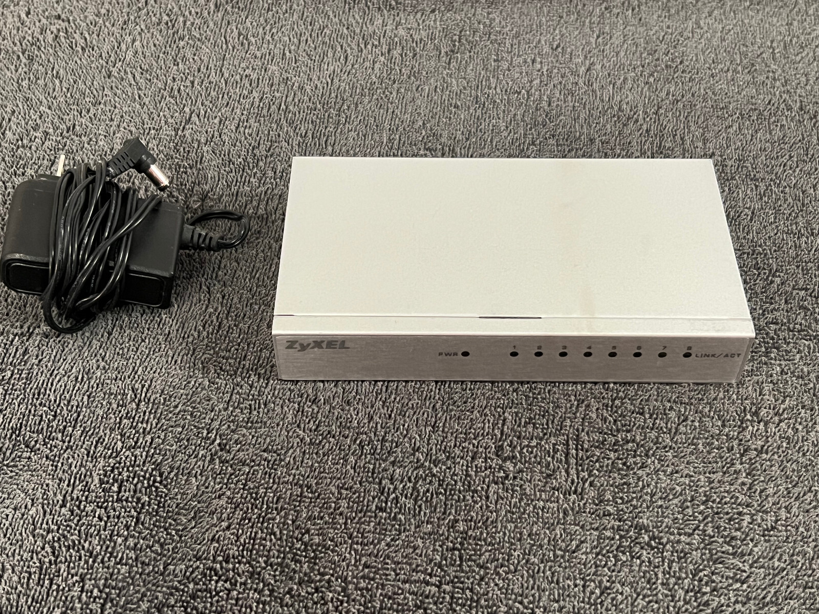 Zyxel 8-Port Desktop Gigabit Ethernet Switch GS108B with power supply - tested