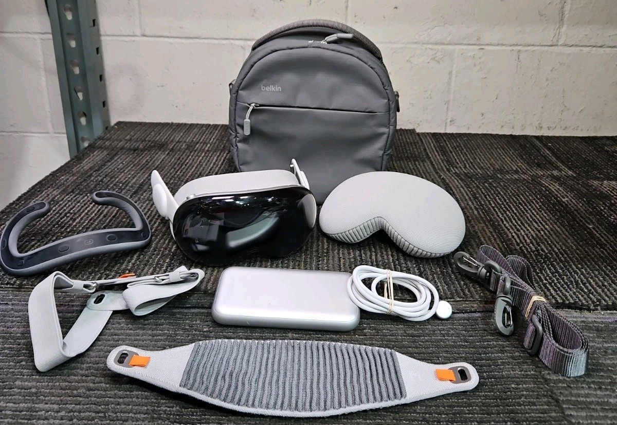 Apple MQL93LL/A Vision Pro Version 26.0 512GB 16GB Stand Alone VR Headset