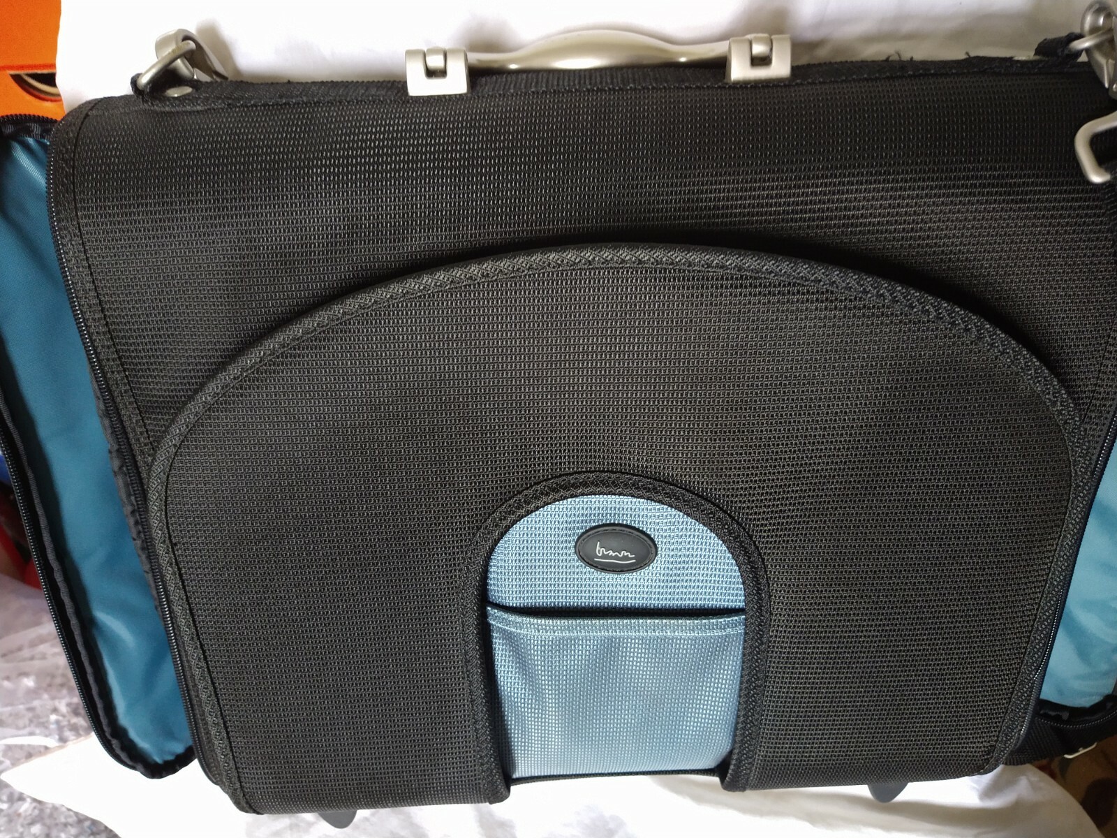 Laptop/ notebook shoulder brief case stand alone fits up to 16" , metal handle 