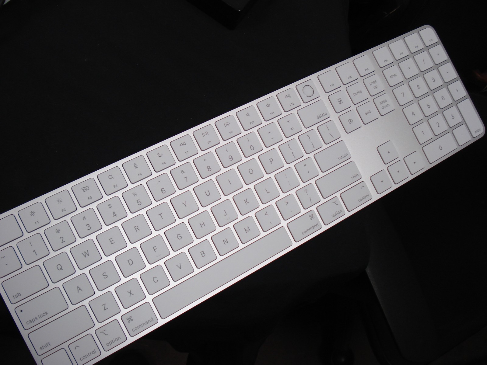 New Magic Keyboard w/ Touch ID & Numeric Keypad for Mac with Apple Silicon Chips
