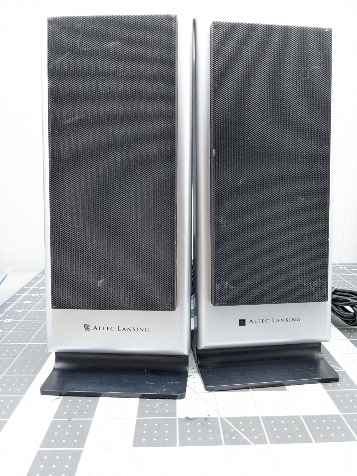 Altec Lansing Powered Audio System VS-2120 Right Left PC Computer Speaker AUX
