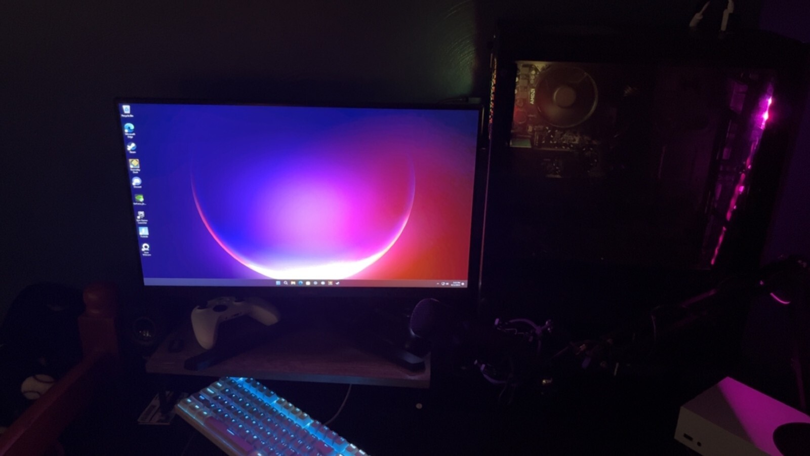 Gaming pc BRAND NEW runs games great with no interruptions.  