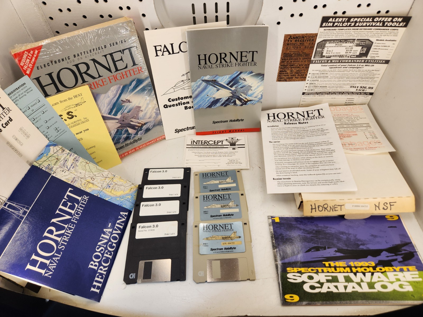 Spectrum HoloByte Hornet Naval Strike Fighter PC Big Box 3.5" w/ Falcon 3.0 CIB
