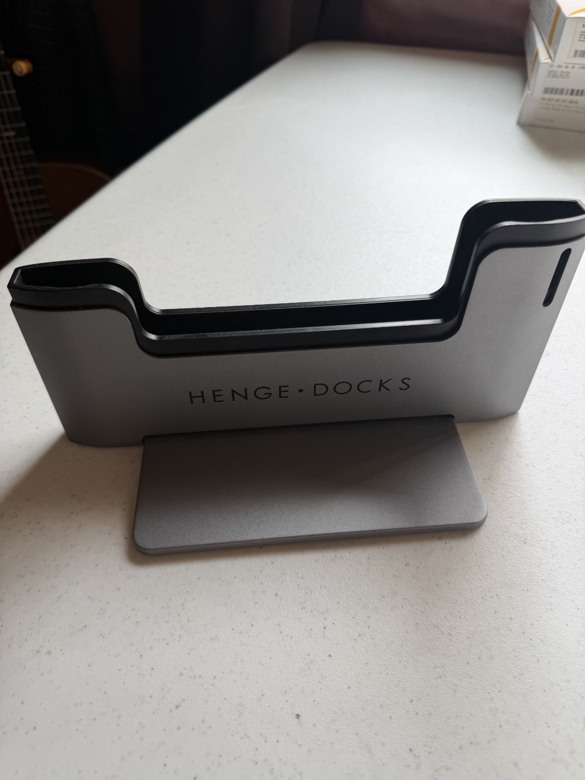 Henge Docks HD05VA15MBP Vertical Dock 15in MacBook Pro 2016-2018 USB-C