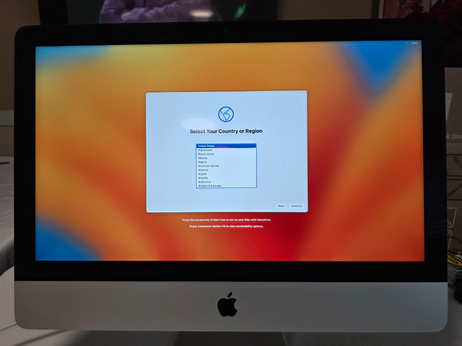 Apple iMac 21.5-Inch (Mid-2017) - Clean Screen & Working Great