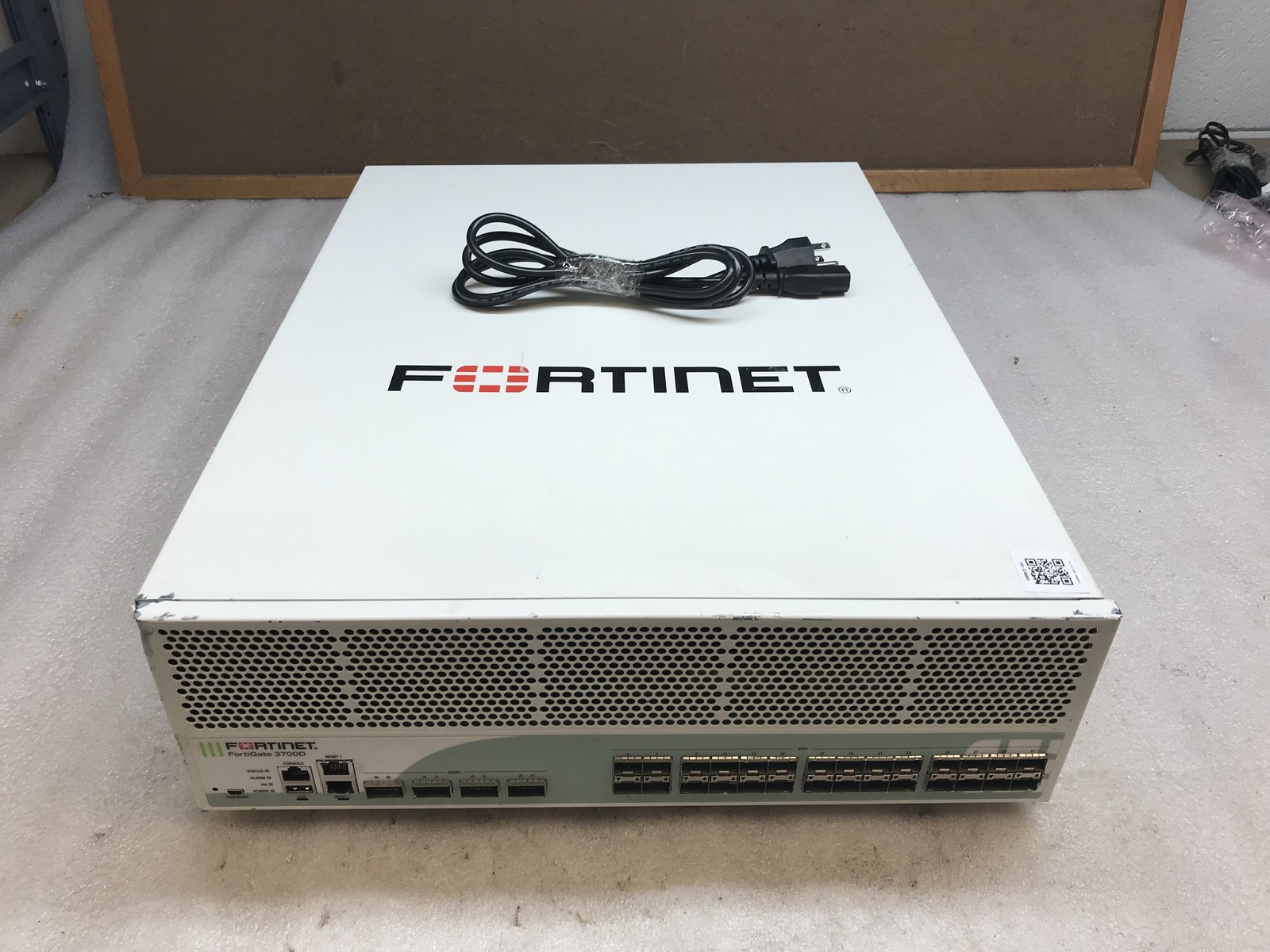 Fortinet FortiGate 3700D-USG 28xSFP+ 10G 4xQSFP+40G Firewall Network Security