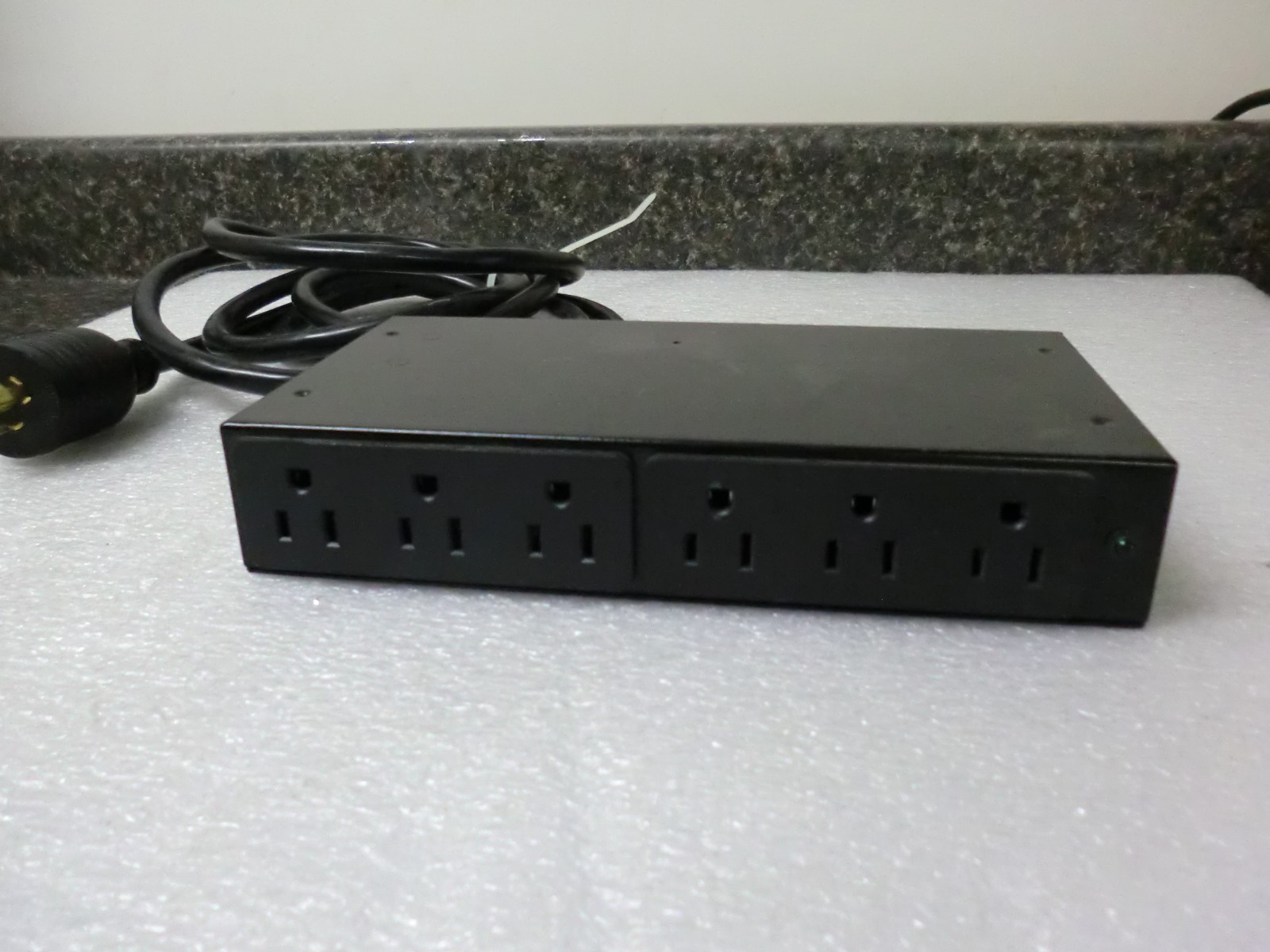 New IBM Universal Rack Power Distribution 6 Outlets 32P1728 PDU 9306-RTP 100-127