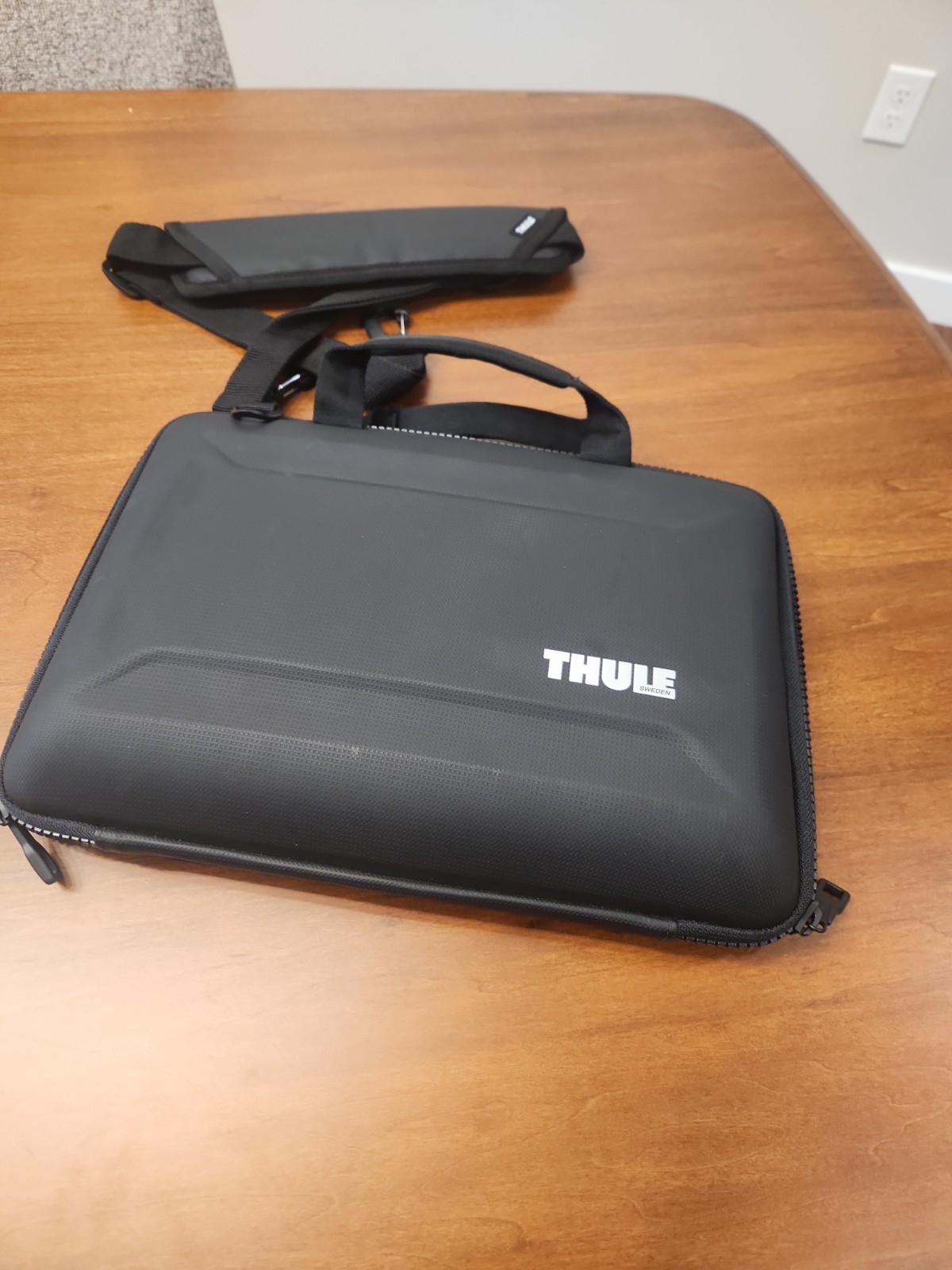 Thule Gauntlet Laptop/Notebook Sleeve Carrying Case 14” Black Hard Case