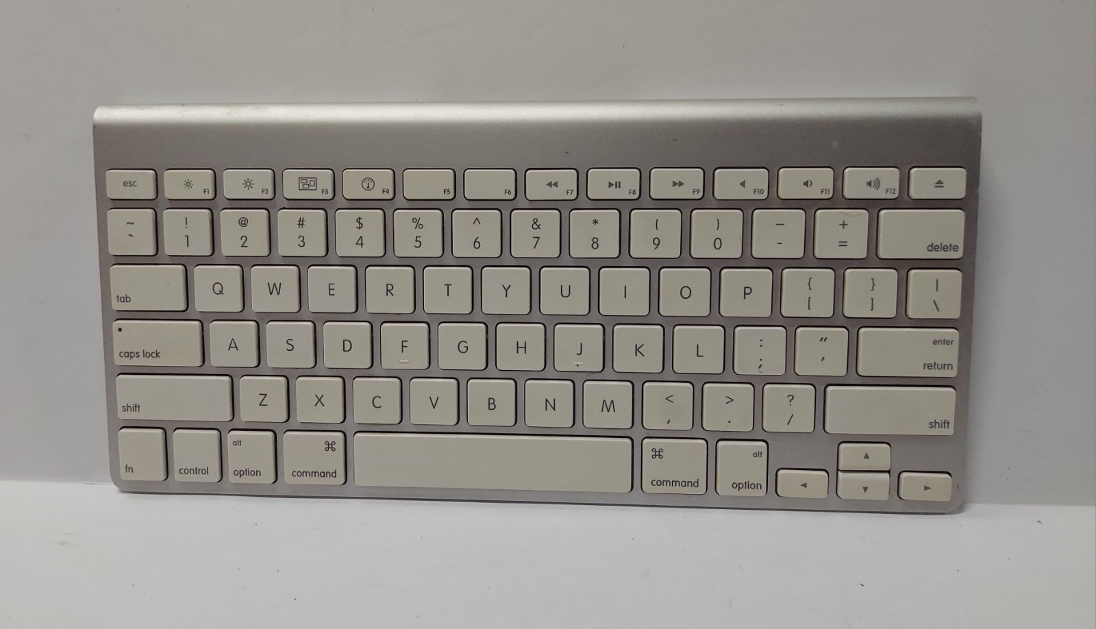 Apple A1314 Wireless Keyboard Mac Computer Desktop Battery White