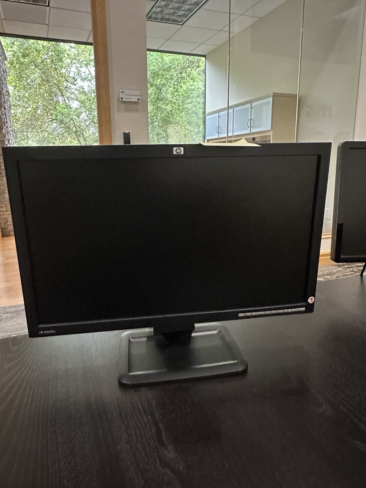 HP LE2001W 20” Monitor With Stand And Power Cord