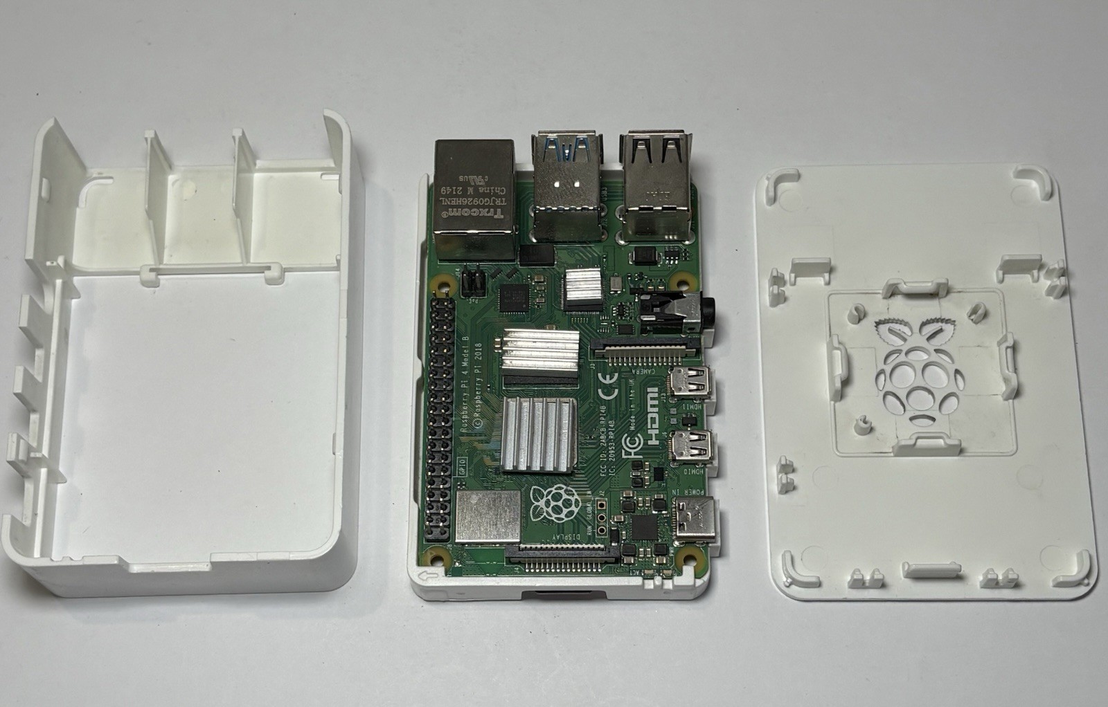Raspberry Pi 4 Model B, 4GB DDR4 Canakit Case Heatsinks Sandisk 64gb Micro SD