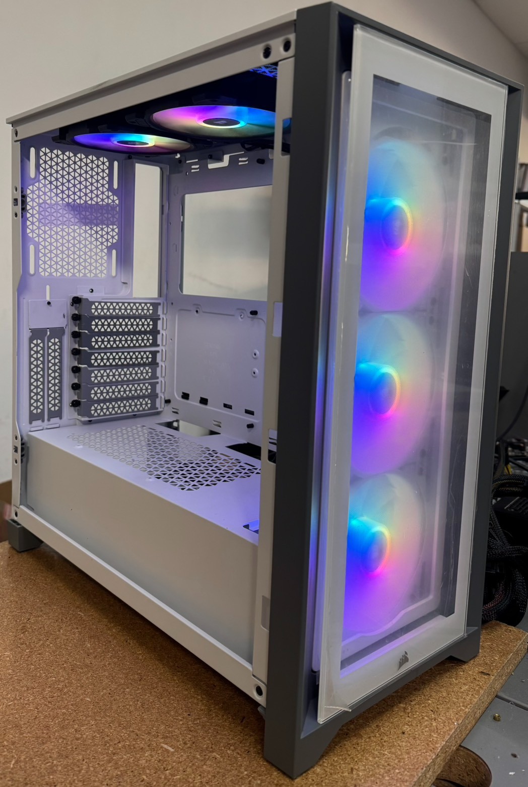 [WHITE] [Missing Tempered Glass] Corsair iCUE 4000X RGB Mid-Tower ATX Case