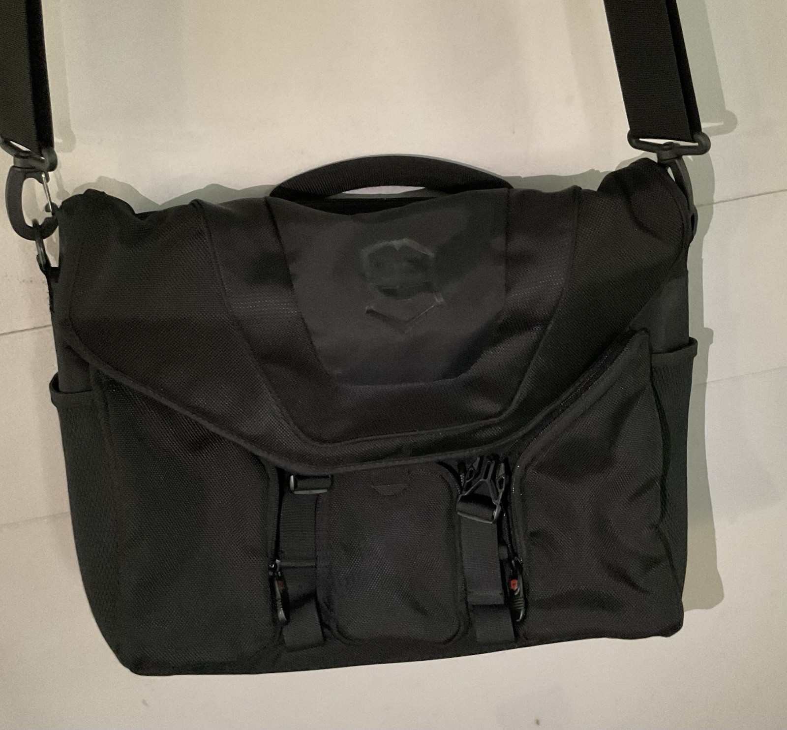 VICTORINOX SWISS ARMY MESSENGER LAPTOP BRIEF CASE TRAVEL BAG BLACK 16”x12”
