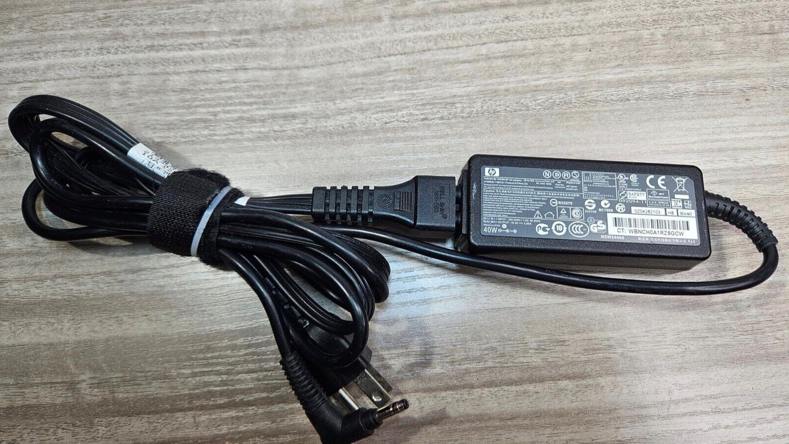 Hp AC Adapter Part No. 622435-001 T19