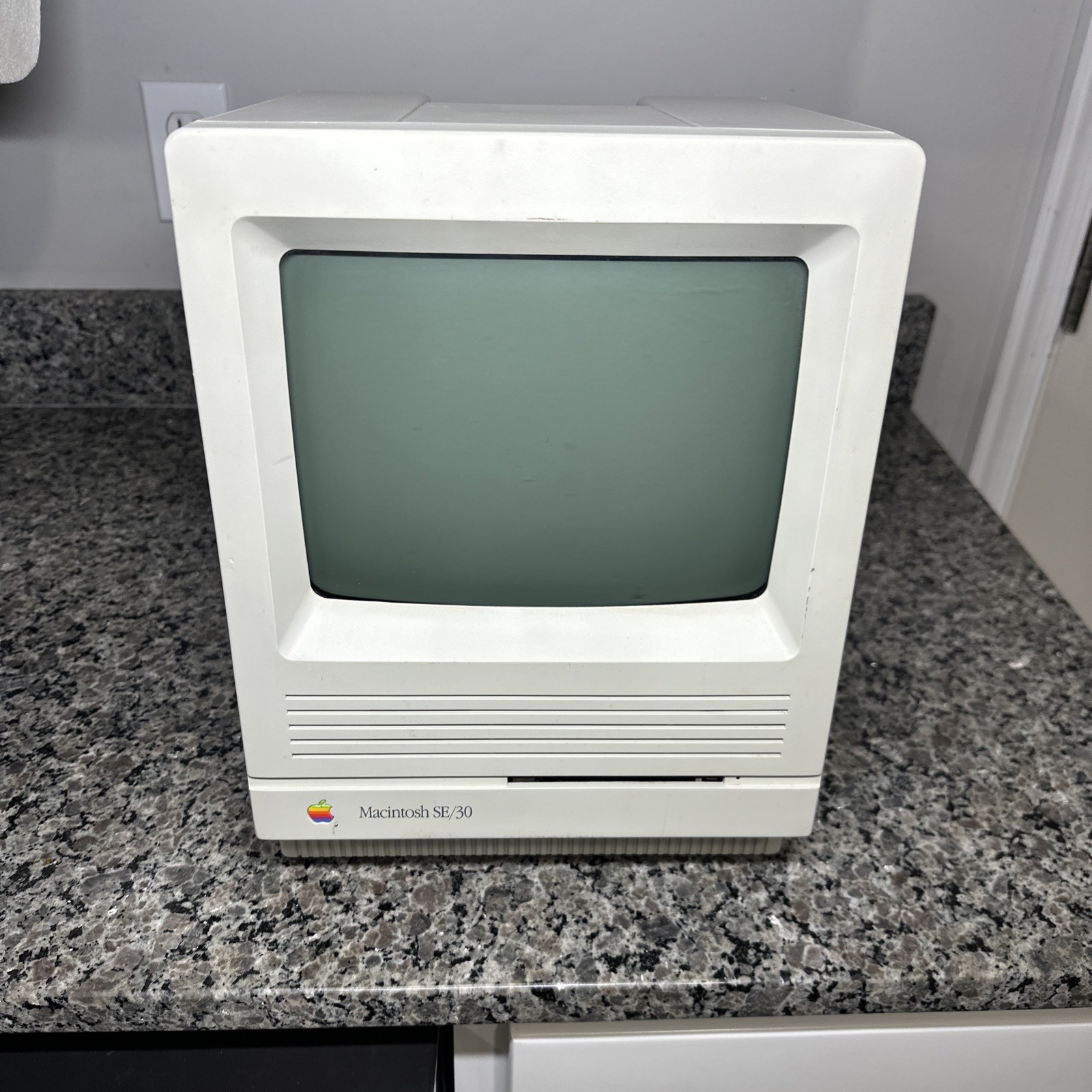 Apple Macintosh SE/30 M5119 Computer - Powers On - Parts Or Repair
