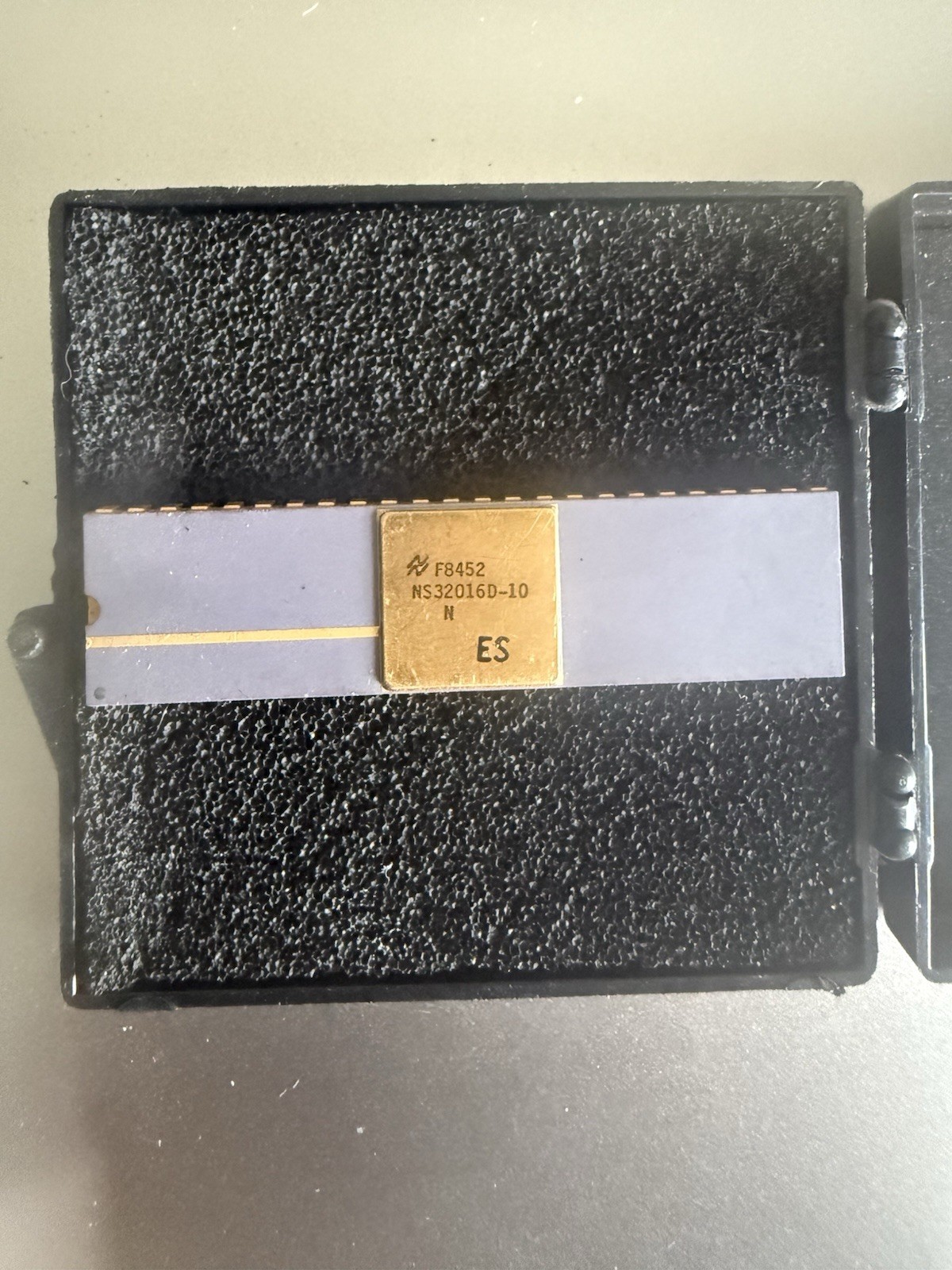 National Semiconductors Engineering Sample NS32016D-10 N ES IC Vintage Gold
