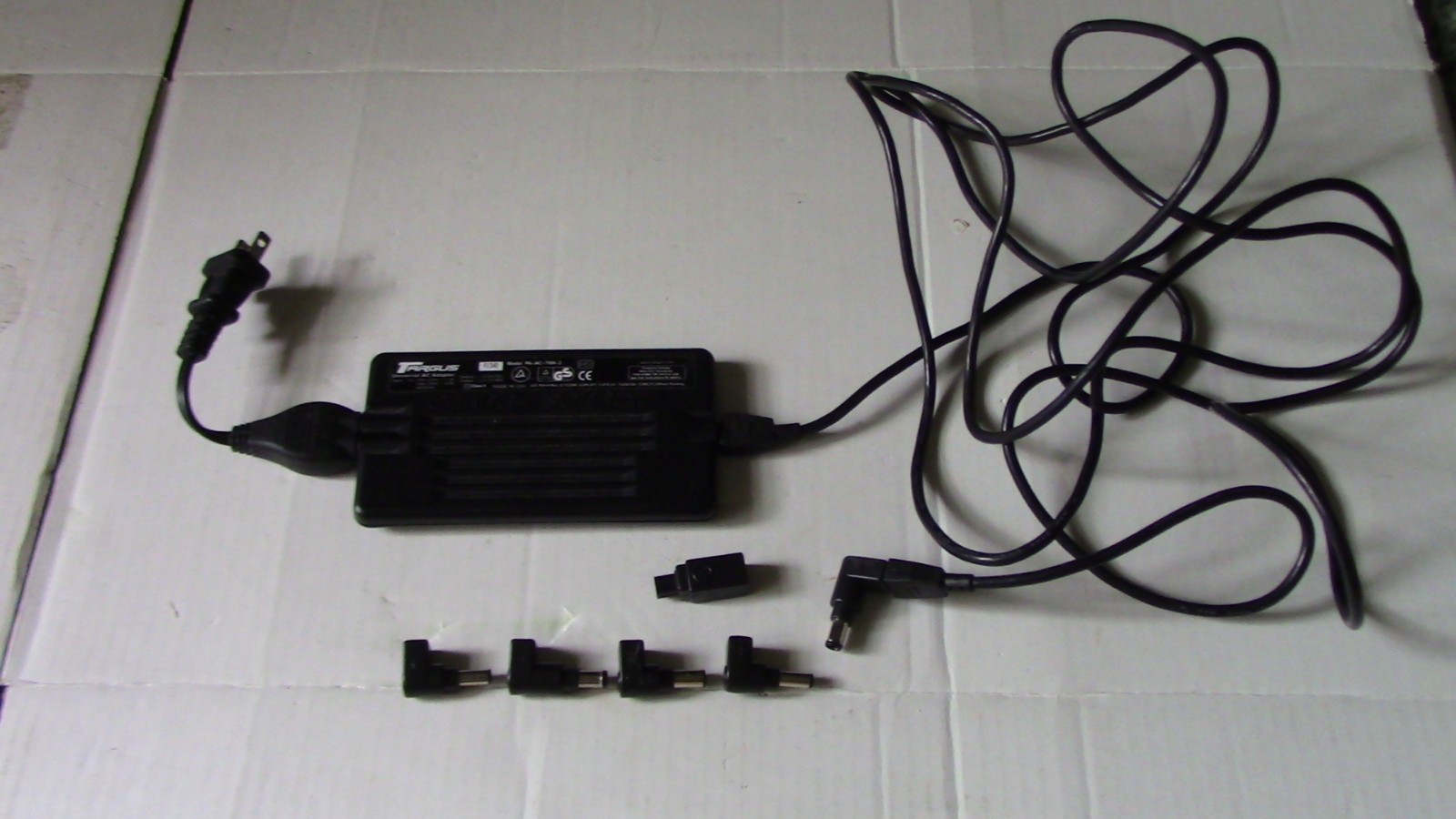 Targus Slim A PA-AC-70W-2 AC Power Universal Notebook Adapter 24VDC 3.5AC 6 tips
