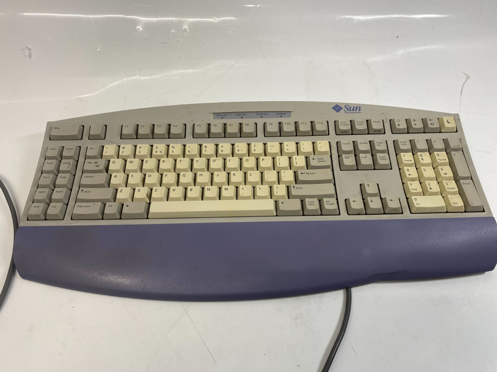 Sun Microsystems 320-1273-01 Type 6 USB keyboard with Palmrest