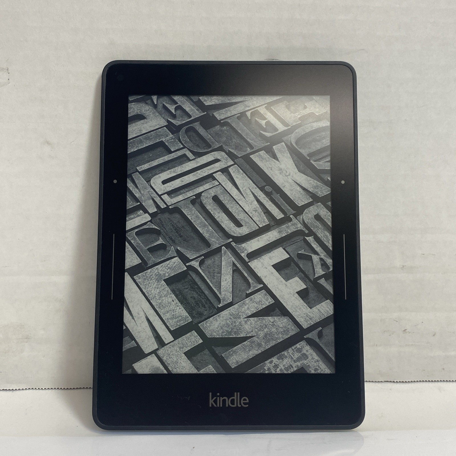 Amazon Kindle Voyage eReader 7th Generation 4 GB Wi-Fi 6in Black