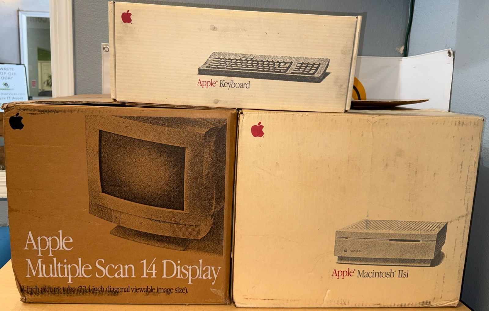 Apple Macintosh Mac IIsi Computer & Multiple Scan 14 Display, Keyboard and Mouse