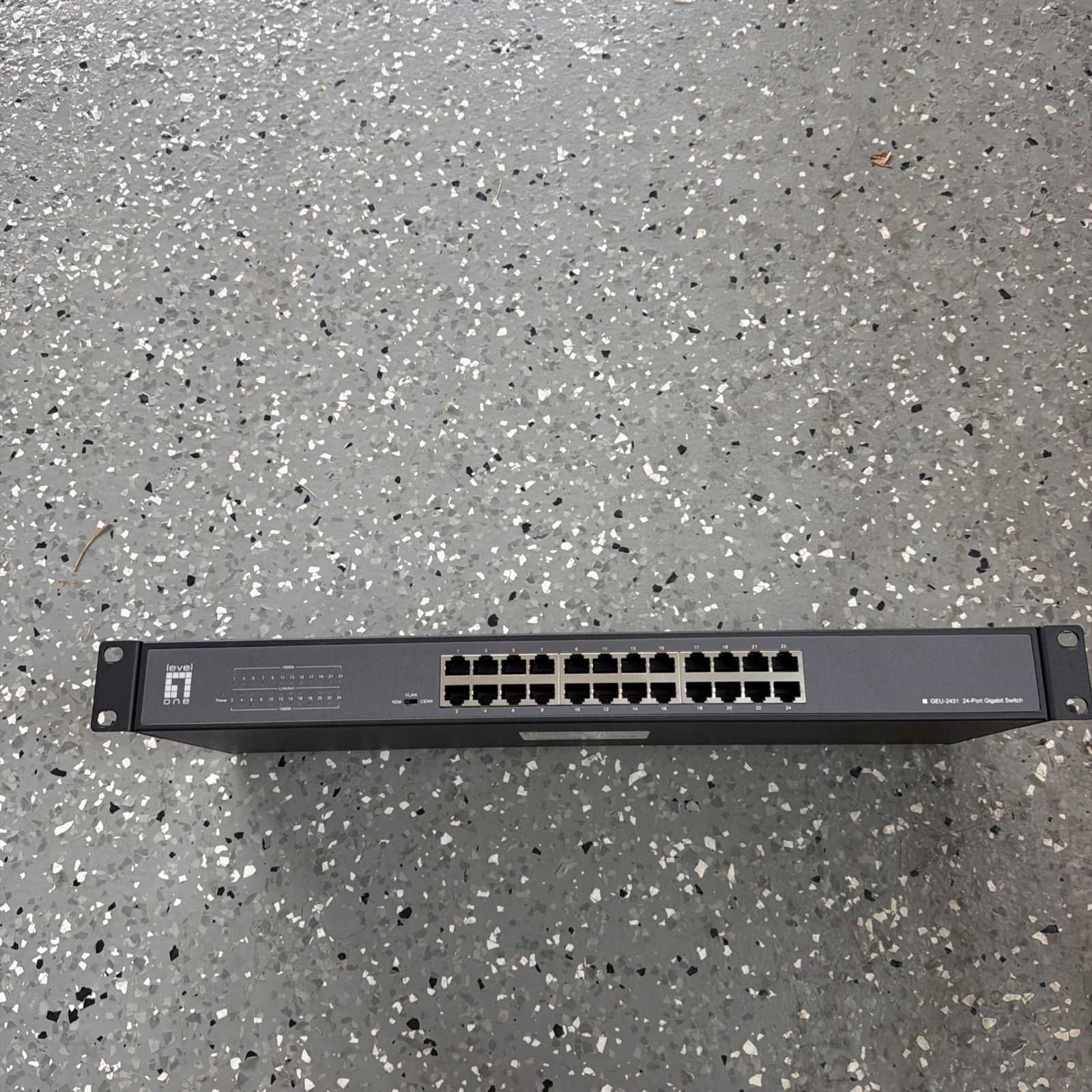 LevelOne GEU-2431 24-Port Gigabit Ethernet Network Switch Rackmountable